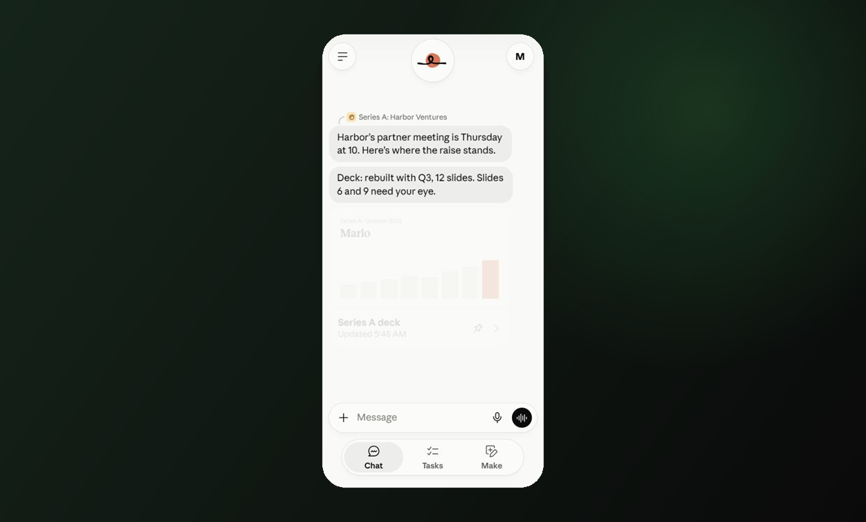 Capture de l'app Claude Duet : dans un fil continu, Claude a préparé le deck d'une levée en Série A et signale que les diapos 6 et 9 sont à revoir, avant la réunion partenaires du jeudi.